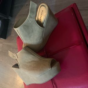 Madden Girl, size 9. Fits like 8.5. Comfortable. Gently Used.